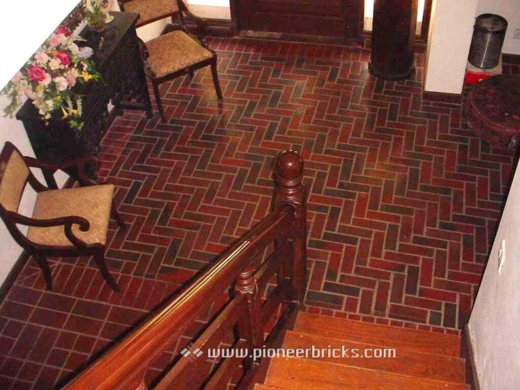 Pioneer floor tiles: Red Oak series in brown-antique