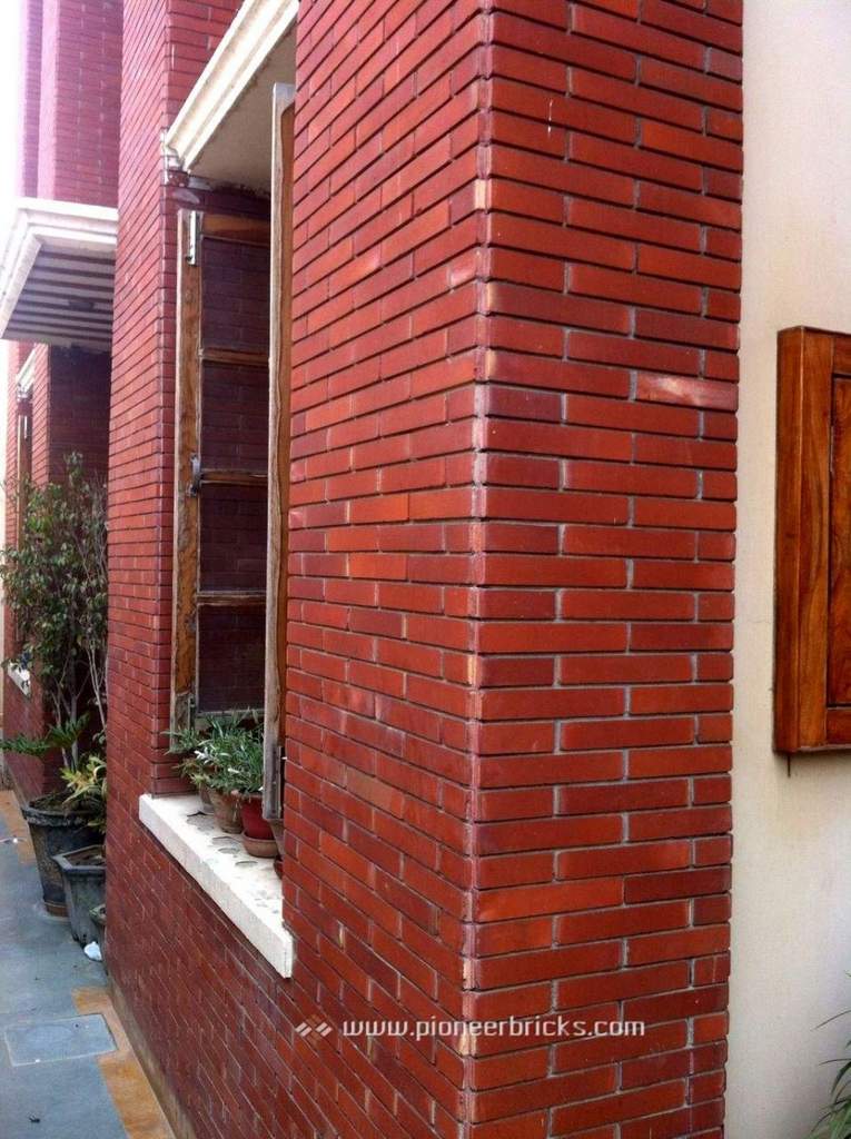 Pioneer cladding bricks: Sleek series in terracotta